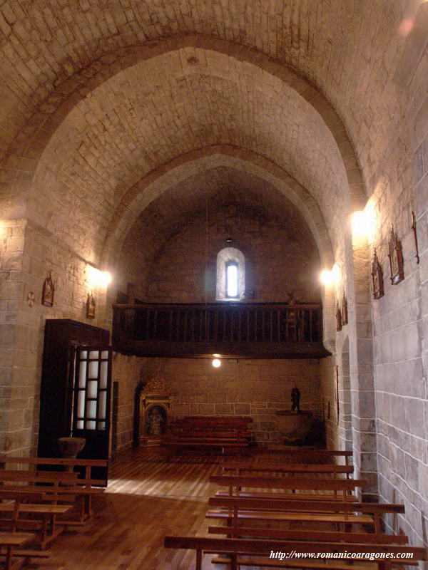 INTERIOR DEL TEMPLO HACIA LOS PIES